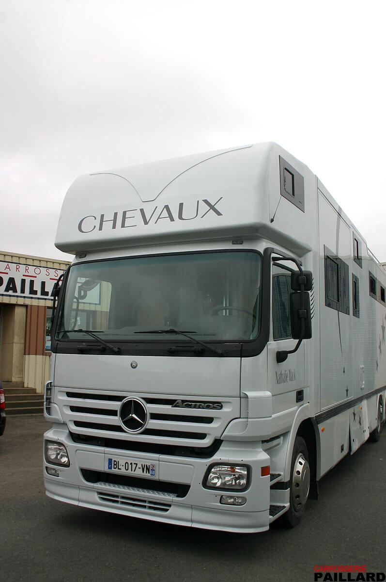 Camion chevaux 6×2 Mercedes Actros pour transporter 8 chevaux, aménagé d’un appartement