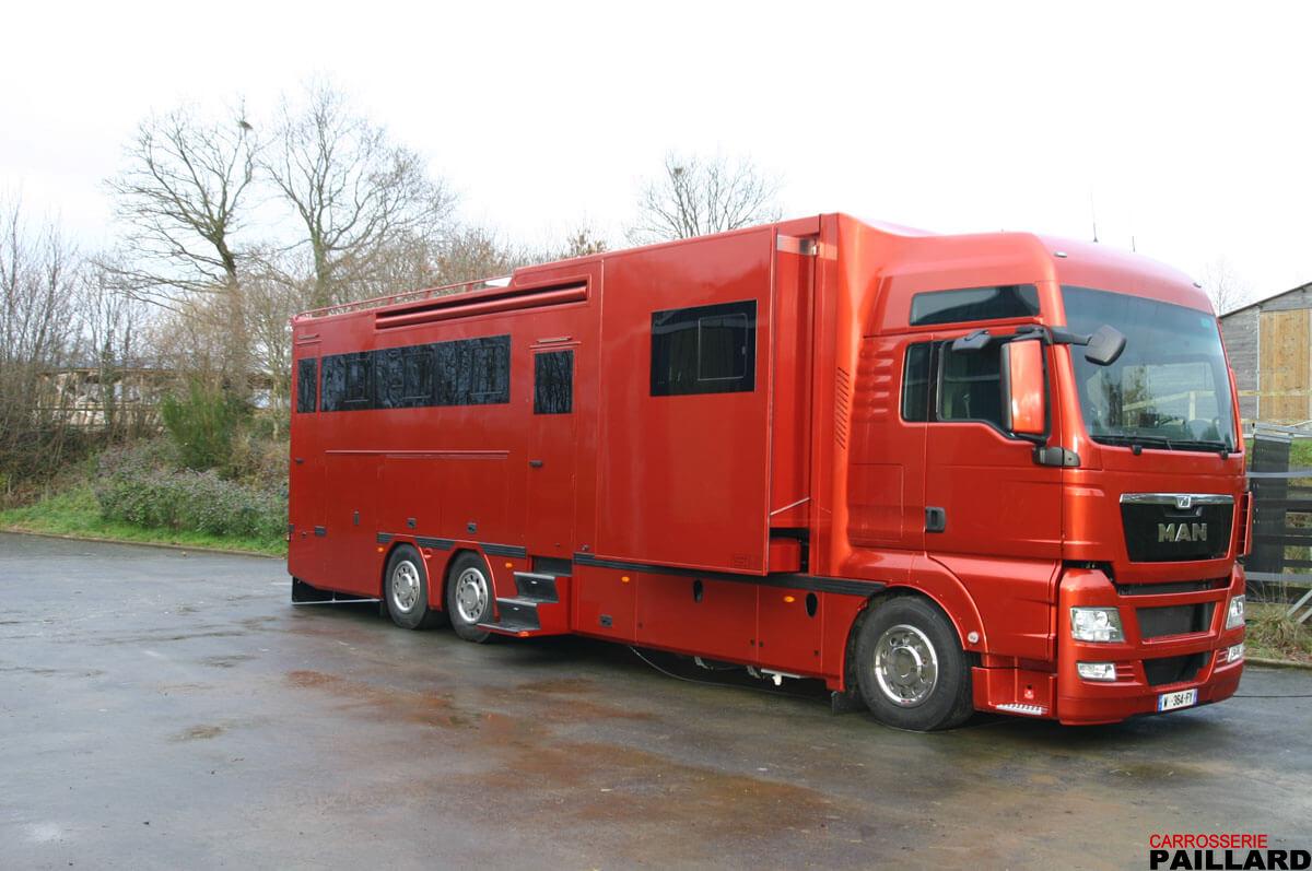 Camion chevaux poids lourd MAN 6×2 pour transporter 7 chevaux, aménagé d’un appartement