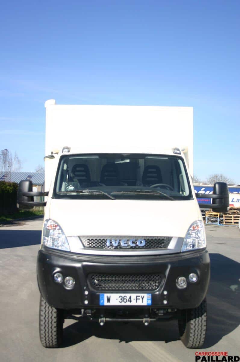 Camping-car poids-lourd IVECO Daily 4×4 avec extension à l’arrière