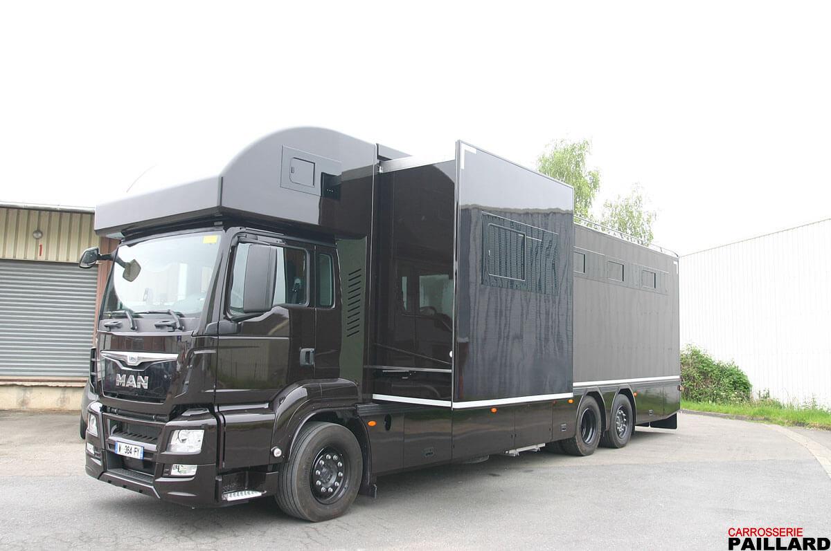 Camion chevaux poids lourd MAN 6×2 pour transporter 7 chevaux, aménagé d’un appartement