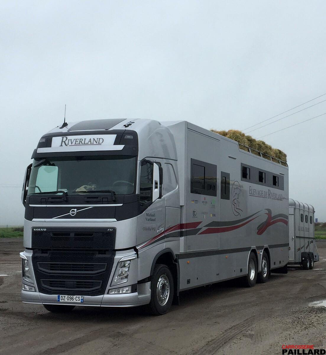 Camion chevaux poids lourd VOLVO 6×2 pour transporter 8 chevaux, aménagé d’un appartement