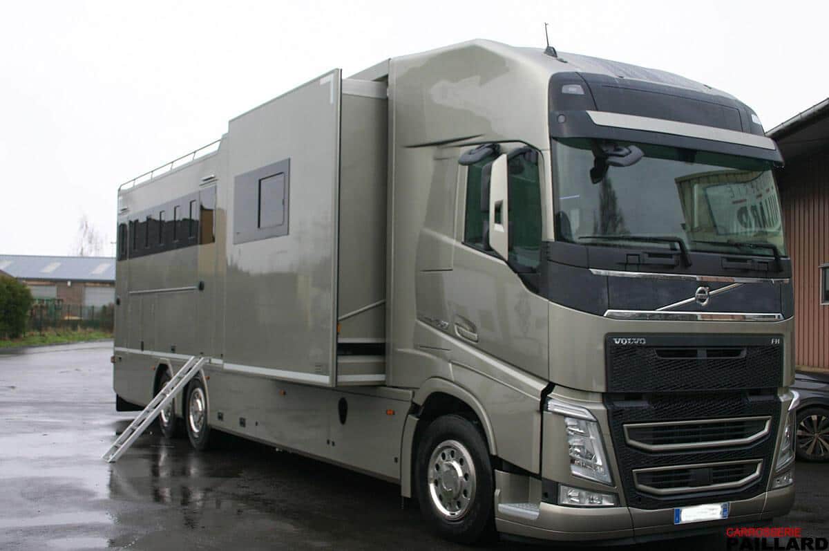 Camion chevaux VOLVO 6×2 avec home-car, 7 chevaux