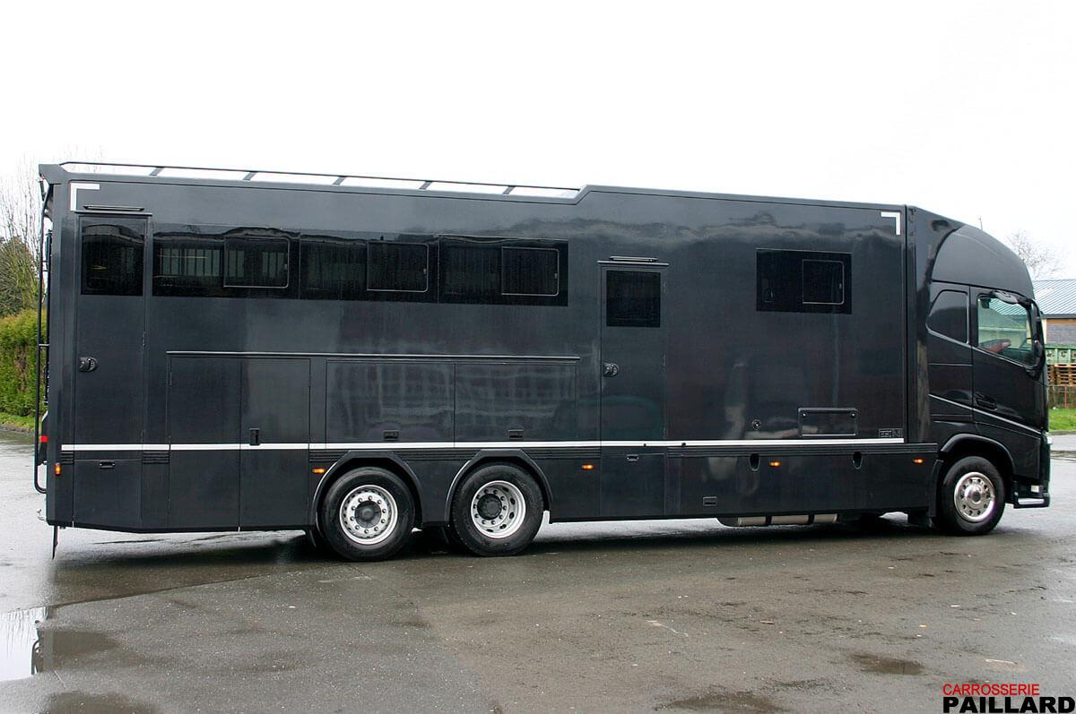 Camion chevaux poids lourd VOLVO 6×2 pour transporter 7 chevaux, avec home-car
