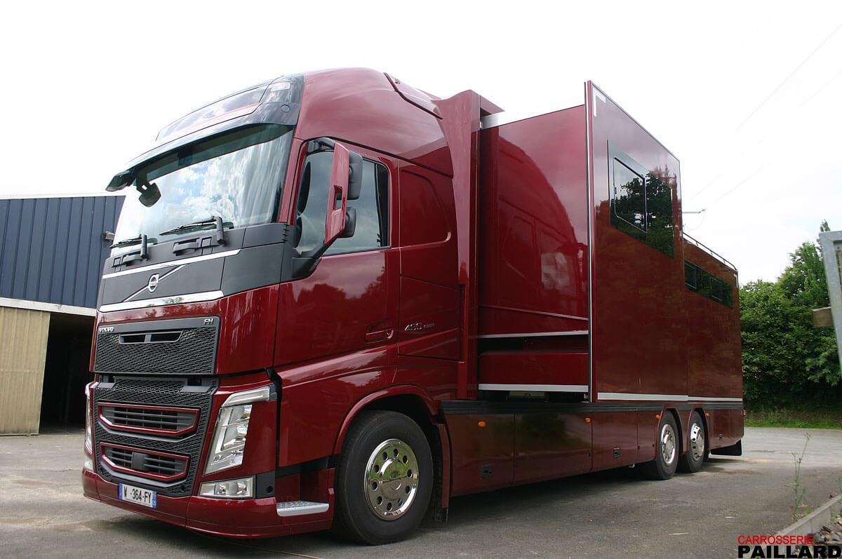 Camion chevaux poids lourd VOLVO 6×2 pour transporter 7 chevaux, aménagé d’un appartement